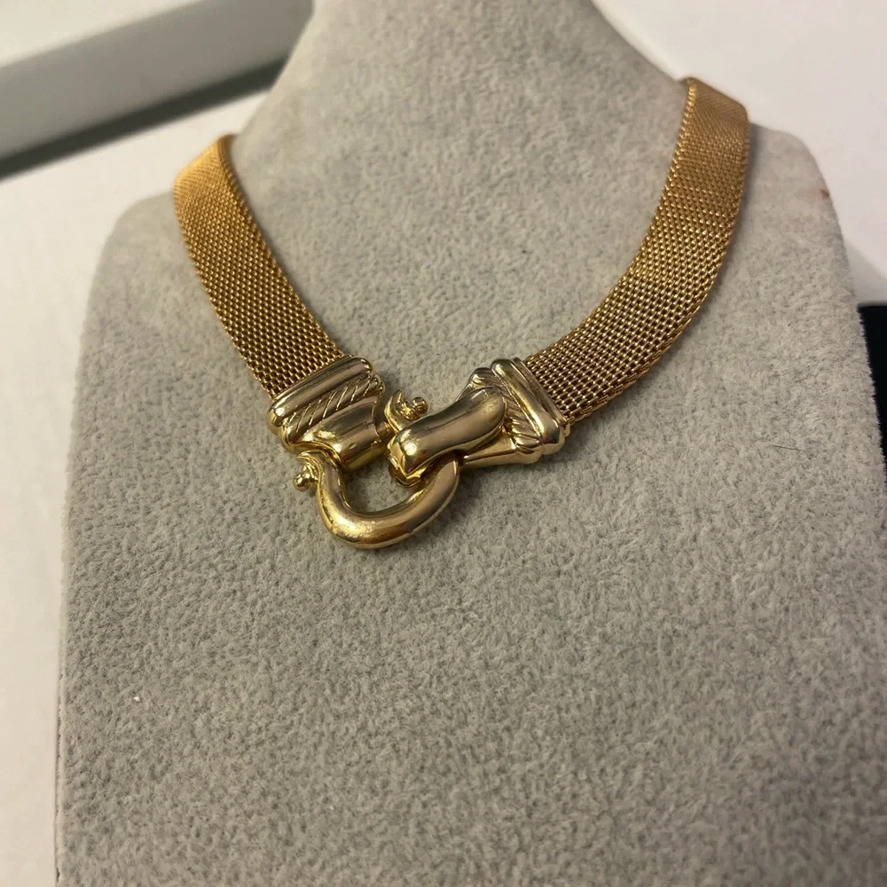Chic Gold Mesh Choker Necklace with magnetic clip closure - Picture 3 of 8